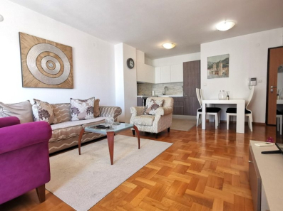Izdaje se jednosoban namješten stan površine 50m2 u zgradi Tološka šuma apartmani u Podgorici.