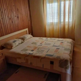 Izdaje se jednosoban stan u Tološima. Stan ima površinu od 45m i nalazi se na spratu kuce.