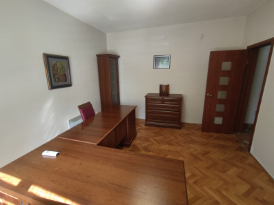 Izdaje se kancelarijski prostor Preko Morače