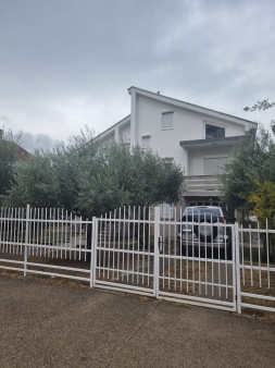 Izdaje se kuća poluopremljena,ulica Veljka Vlahovića ispod fudbalskog saveza