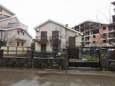 Izdaje se kuća, površine 200m2, na Starom aerodromu u Podgorici. 