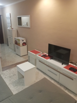 Izdaje se lijepo namještena garosnjera u Bloku 5