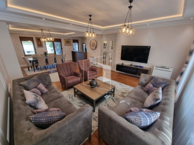 Izdaje se lijepo namještena kuća, površine 280m2, u Staroj Varoši u Podgorici. 