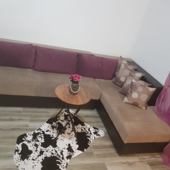 Izdaje se lijepo opremnljena garsonjera na duži vremenski period, u stambenoj zgradi na Pobrežju.