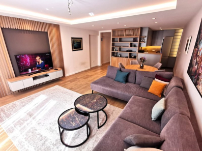 Izdaje se luks dvosoban namješten stan, površine 120m2, u centru Podgorice.