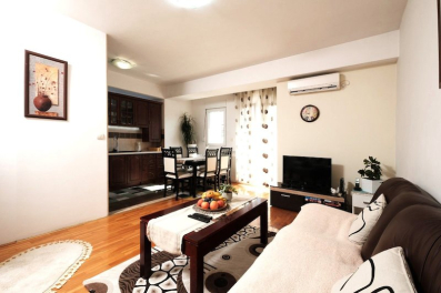 Izdaje se namješten jednosoban stan, površine 63m2, na Pobrežju u Podgorici.