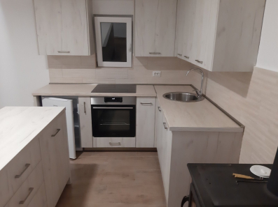 Izdaje se sprat kuće