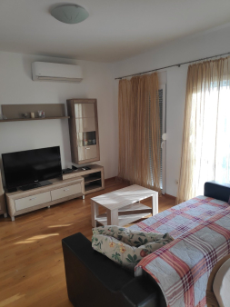 Izdaje se trosoban stan, početak Zagoriča