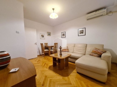 Izdaje se jednosoban namješten stan , površine 46m2, u dijelu grada Preko Morače u Podgorici.