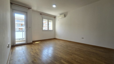 Izdaje se jednosoban stan, površine 44 m2, u City kvartu u Podgorici.