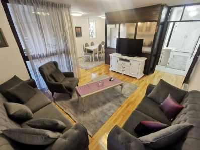 Izdaje se&nbsp;dvosoban namješten stan, površine&nbsp;76m2&nbsp;u&nbsp;Bloku 5&nbsp;u&nbsp;Podgorici.&nbsp;