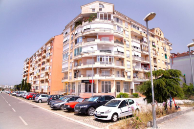 Izdaje se poslovni prostor, površine 84m2, na Starom aerodromu u Podgorici. 