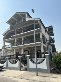 Izdajem cetvorosoban stan u podignutom prizemlju trospratnice (156m2 + 100m2 terasa)