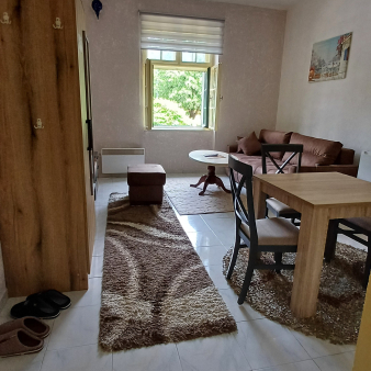 Izdajem garsonjeru u centru Cetinja