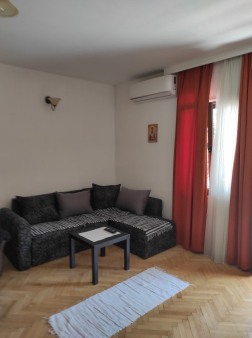 Izdajem jednosoban namjesten stan 50m2 u prizemlju kuce.