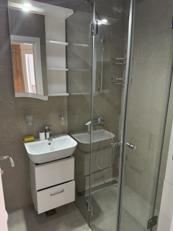 Izdajem jednosoban stan kod Vezirovog mosta