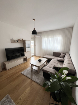 Izdajem jednosoban stan u Central Pointu