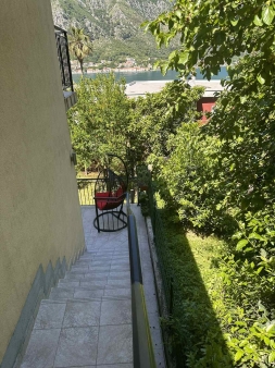 Izdajem kuću na Zlatnim Njivama