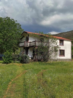 Izdajem kucu sa imanjem i pomocnim objektima
