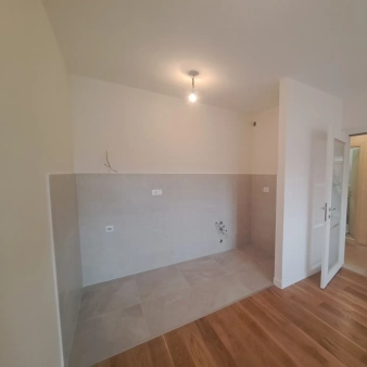 Izdajem stan-poslovni prostor