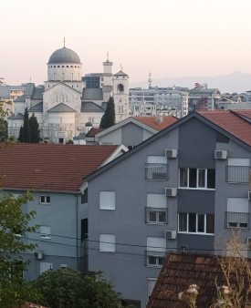 Izdajem stan u okviru kuće 85m2
