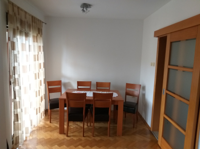 IZDAJEM veći jednosobni namješteni stan DALMATINSKA