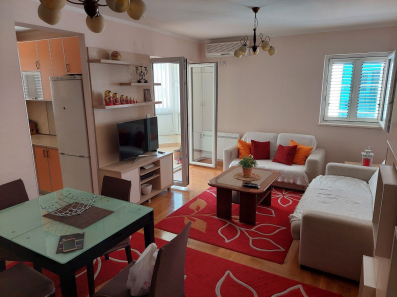 Izdavanje dvosobnog namjestenog stana