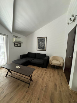 Izdavanje dvosobnog namjestenog stana