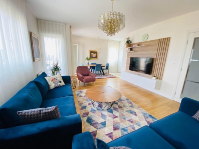 Izdavanje luksuzno opremljenog trosobnog stana