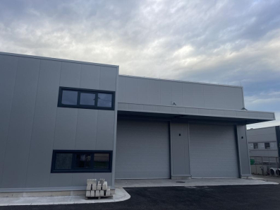 Izdavanje, nov poslovni prostor-magacin 500m2+plac 1500m2