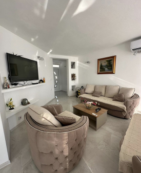 Izdavanje trosobnog moderno namjestenog stana