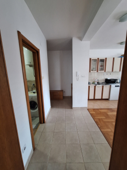 Iznajmljujem stan na duži period.Belani,Kalimanj.Udaljeno od plaže 80 metara.