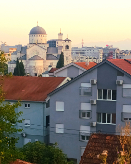 Iznajmljujem stan u okviru kuce 85m2