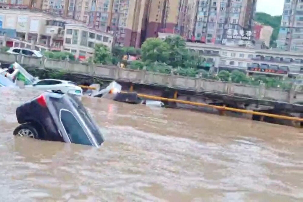 Jake kiše i poplave u Kini: Život izgubilo najmanje 12 ljudi