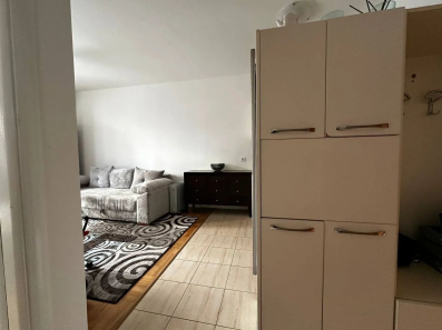 Jednosoban namesten stan sa prostranom terasom u Budvi (na duzi period)