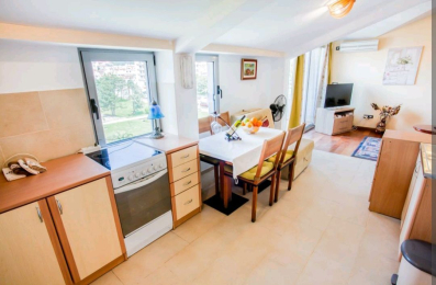 Jednosoban namesten stan u centru Budve (na duzi period)