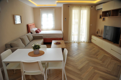 Jednosoban renoviran stan 43m2,Budva-Rozino (NA PERIOD DO 01.06.2025)