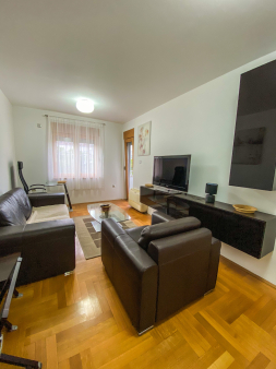 Jednosoban stan, Maxim zgrada