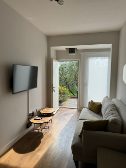 Jednosoban stan u centru Budve, 30m², 2 minute od plaže – Izdavanje na 6 meseci