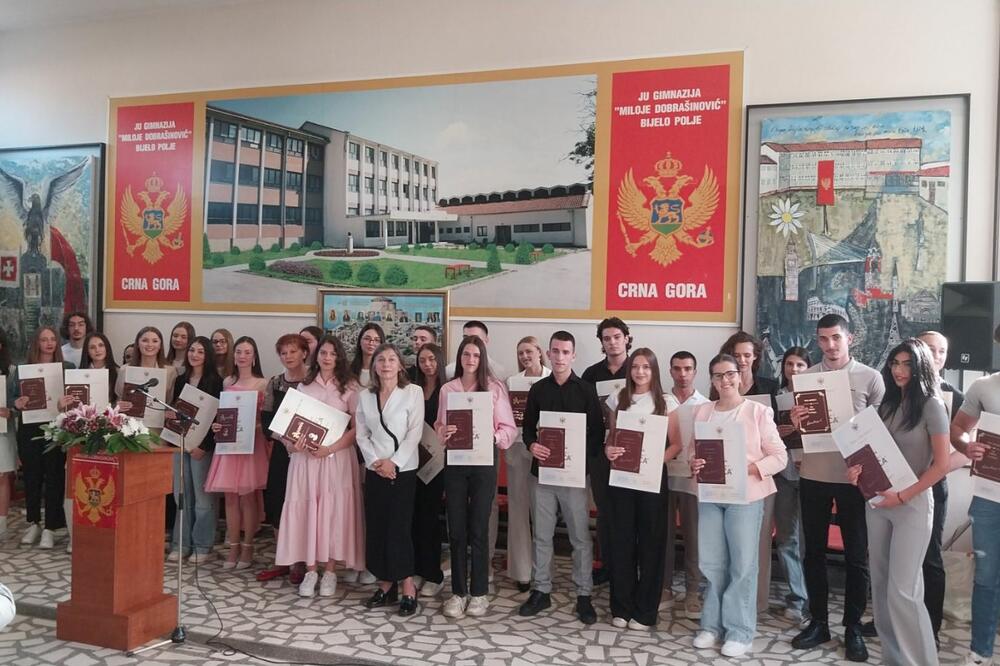 Jovana i Tarik učenici generacije bijelopoljske Gimnazije "Miloje Dobrašinović"