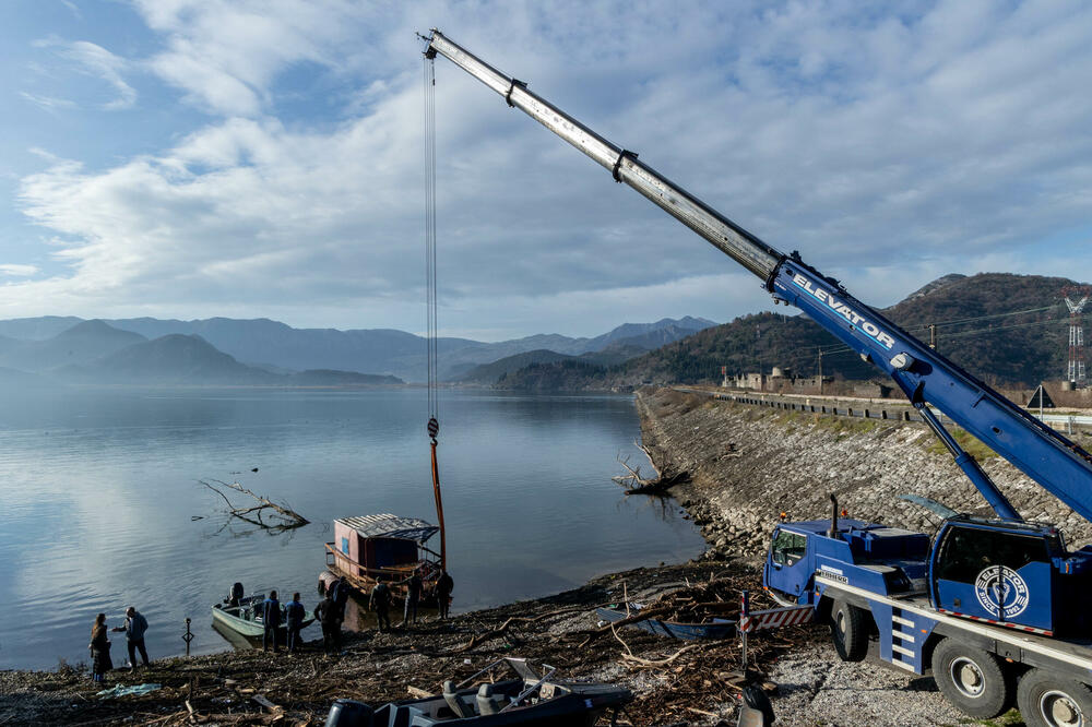 JPNPCG: Počelo uklanjanje nelegalno izgrađenih i postavljenih plutajućih objekata u NP Skadarsko jezero