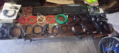 Kablovi,tastature,misevi,hard disk,maticne ploce