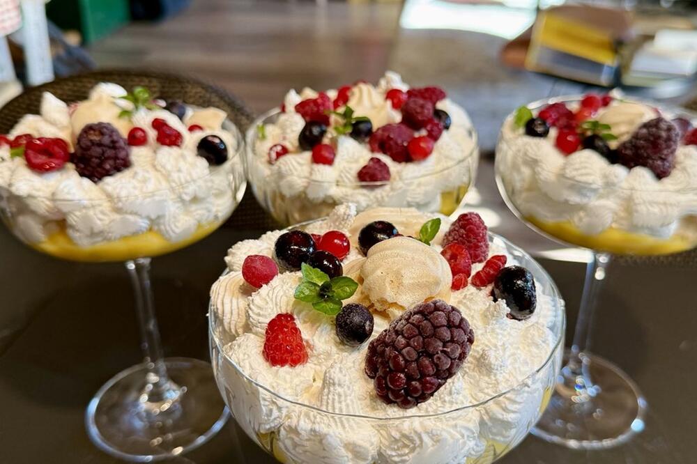 Kako iznenaditi prijatelje poklonom od srca: Pavlova u čašama od šampanjca