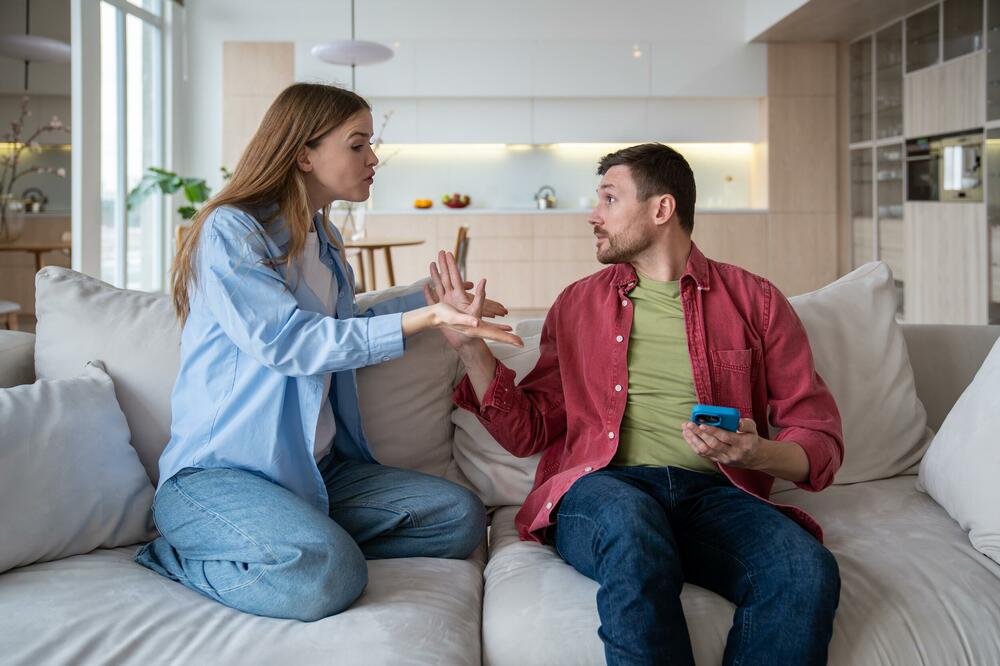 Kako prepoznati manipulacije u vezi