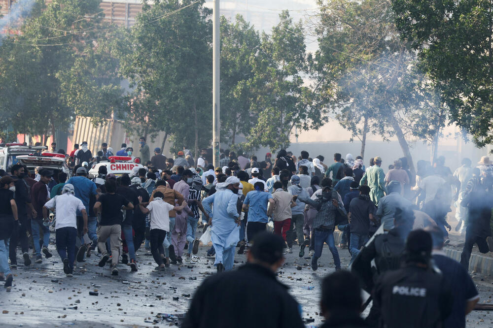 Karači: Više od deset poginulih, demonstranti pokušali da uđu u američki konzulat, napadnute i kancelarije UN-a