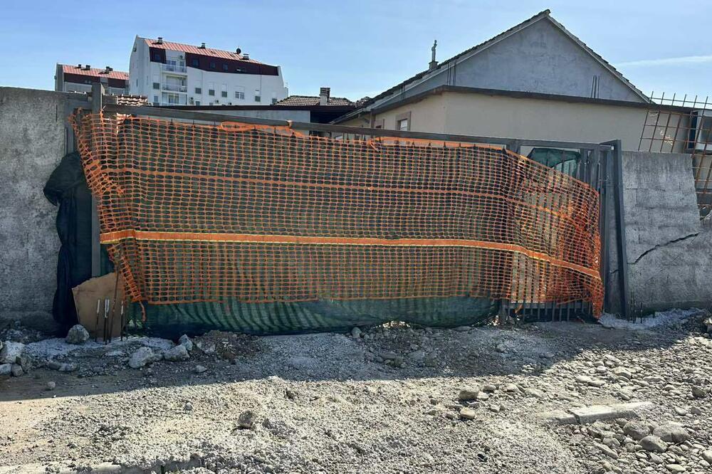 Katanac na gradilište pored Centra &bdquo;Ljubović&rdquo;: Policija trakom obezbijedila zid i pukotine tla na parceli ustanove