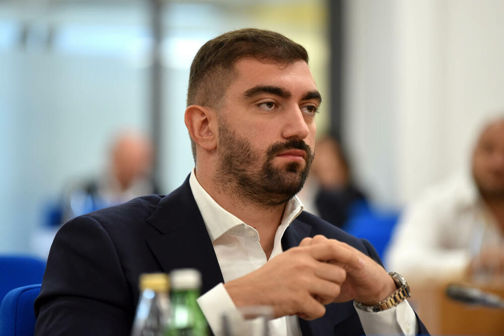 Klikovac: Glavni grad nabavlja luksuzna vozila, a od planiranog novca za kapitalne projekate potrošeno manje od 10 odsto