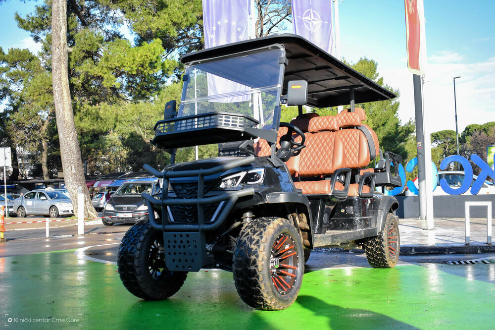 Kliničkom centru donirano električno vozilo za novi servis prevoza pacijenata sa otežanim kretanjem