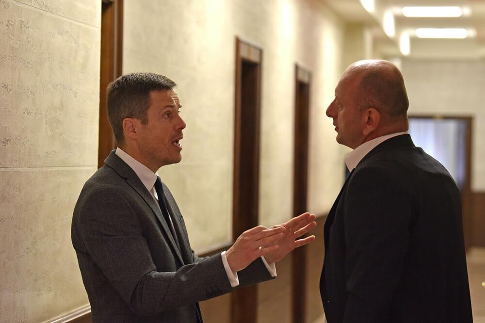 Kneževićevi i dalje vladaju "po dubini": DNP "izašao" iz vlasti, ali zadržao fotelje