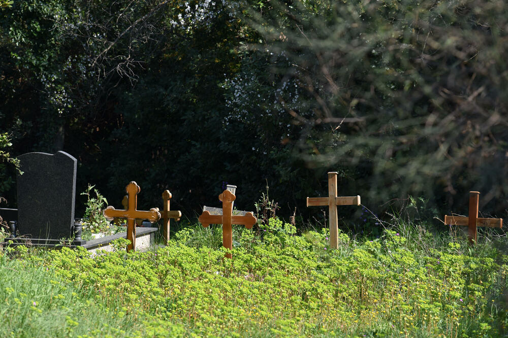 Ko ima zemlju, ima i groblje: Sahranjivanje u Baru i na privatnom imanju - biznis s mrtvima bez kontrole države
